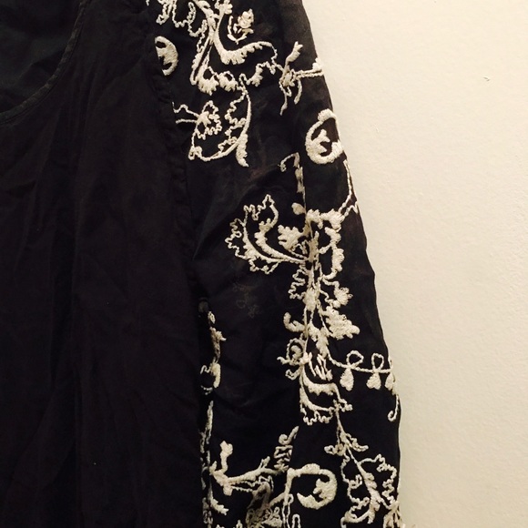 Linen blouse with embroidered sleeves - Picture 2 of 2